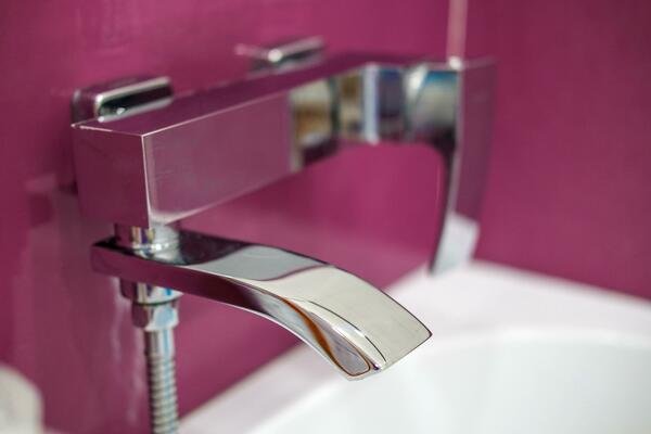 faucet-after-applying-the-cleaning-agent-clean-faucet-in-the-bathroom-photo